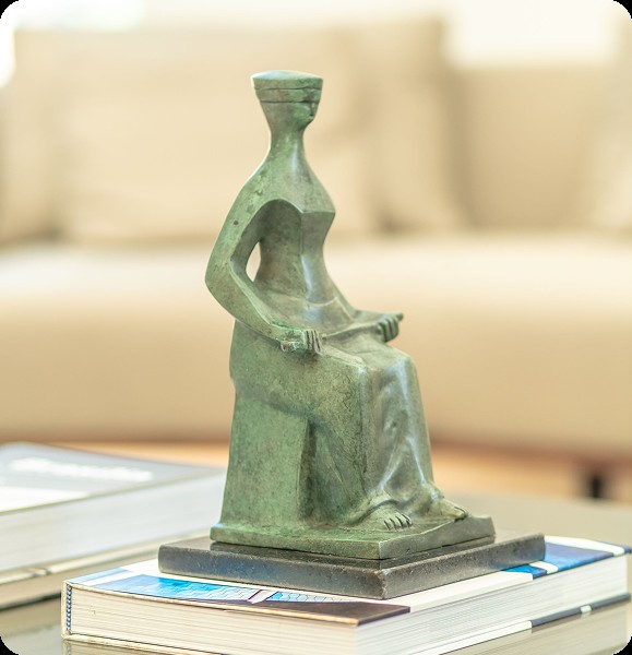 Escultura em bronze no ambiente do escritório